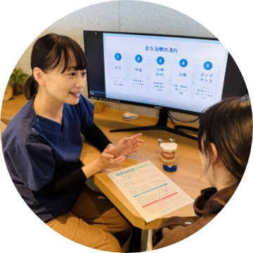 スタッフの女性の写真