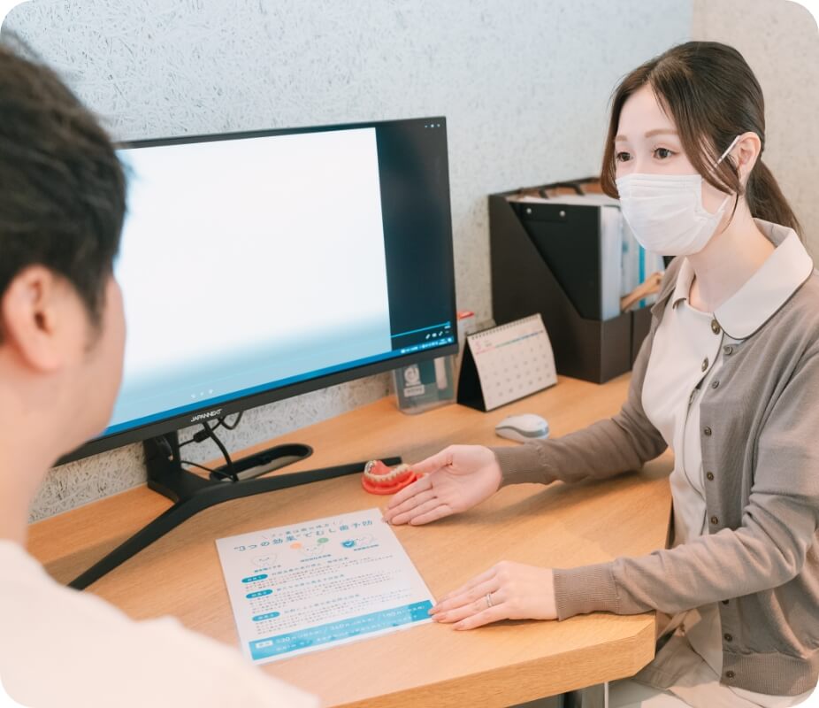 写真：治療の説明をしている医師
